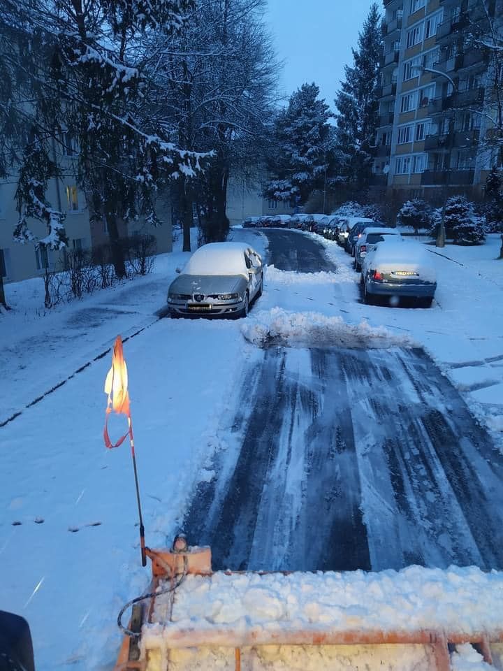 Špatně zaparkovaná auta brání v odklízení sněhu